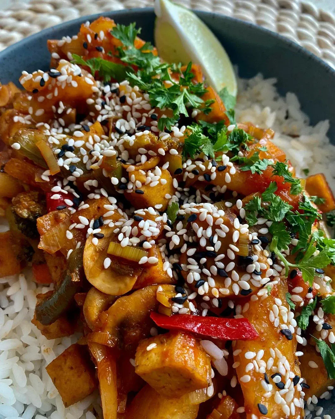 Saldžiarūgštis tofu su daržovėmis, pievagrybiais ir ananasu