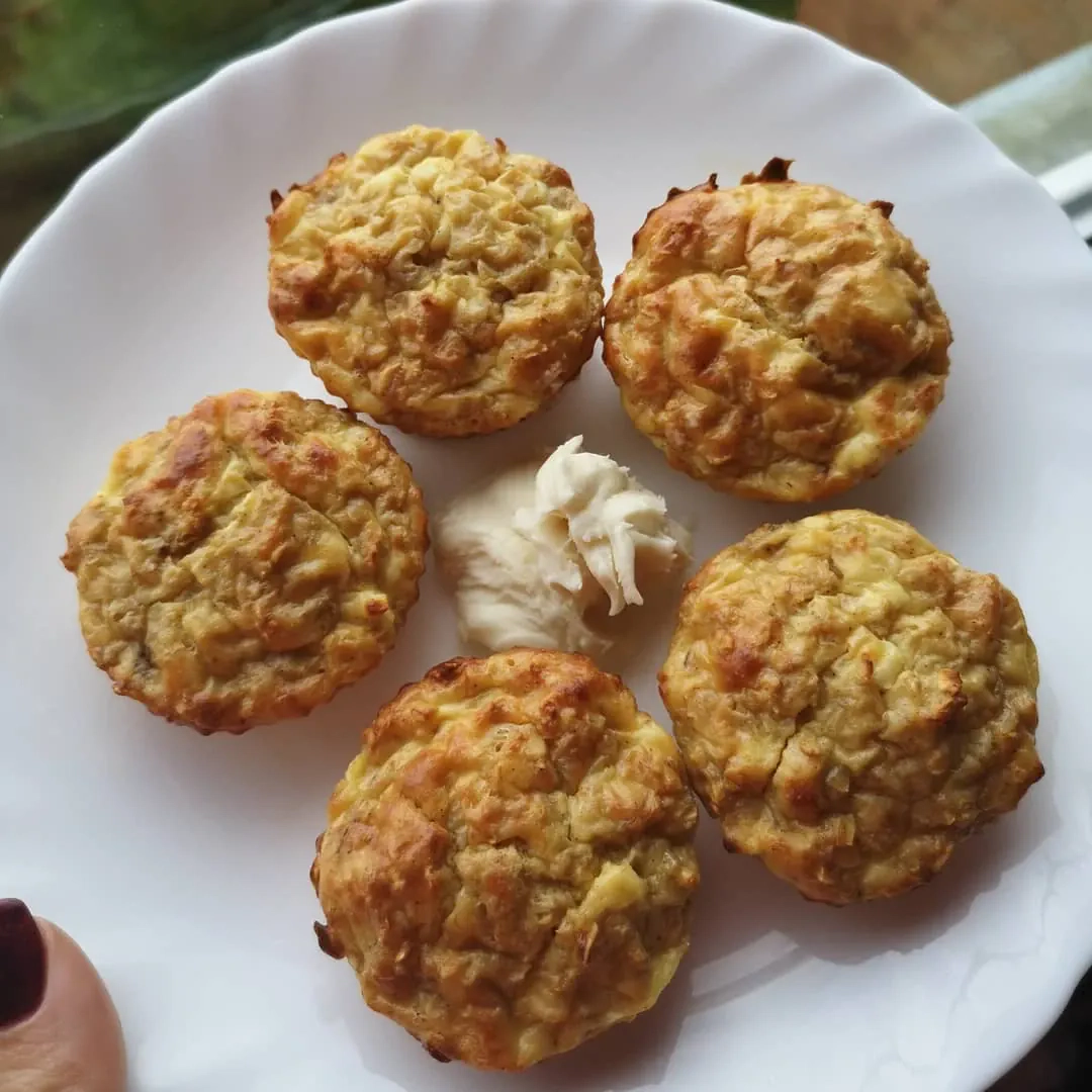 "Tinginių" varškėčiai su bananais ir avižiniais dribsniais, keksiukų formelėse