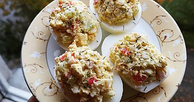 Įdaryti kiaušiniai su krabų lazdelėmis ir agurku
