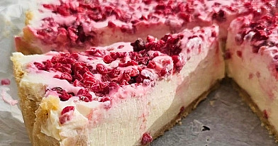Nekeptas maskarponės tortas su šaldytomis uogomis
