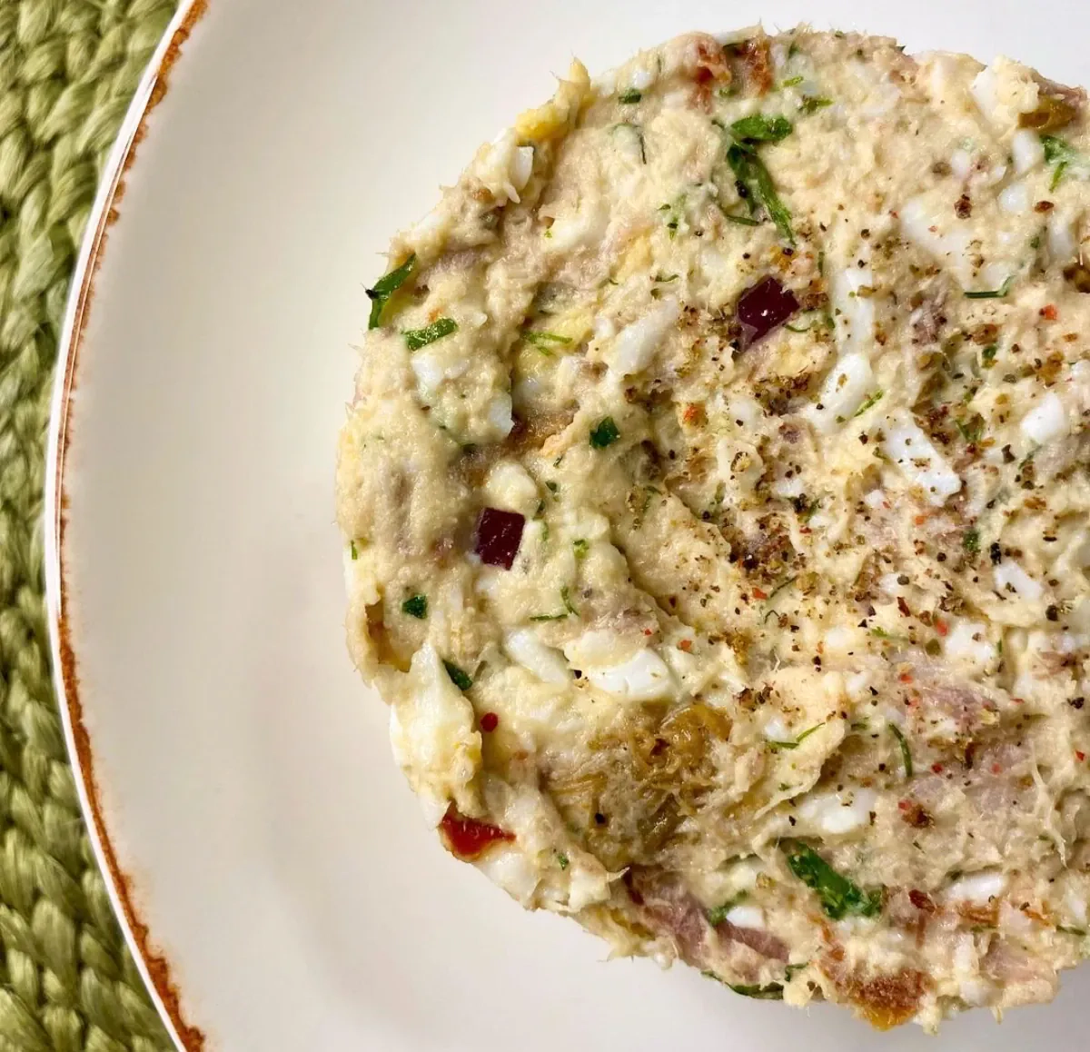 Rūkytos skumbrės ir kiaušinių užtepėlė su džiovintais pomidorais