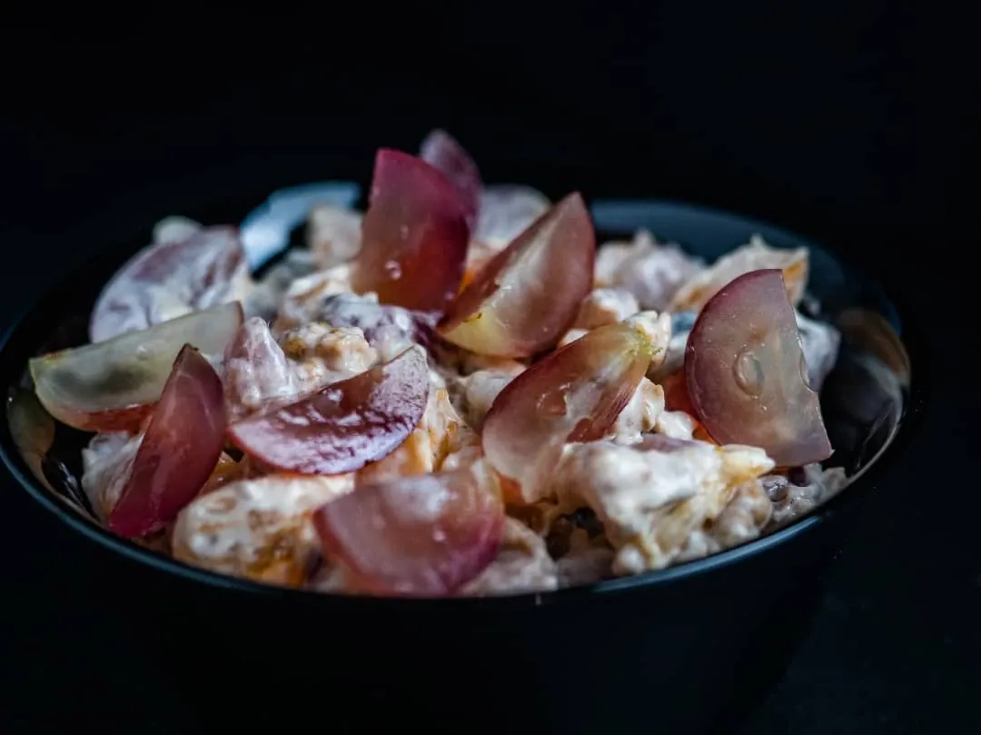 Pekino kopūstų, rūkytos vištienos ir vynuogių salotos su majonezu