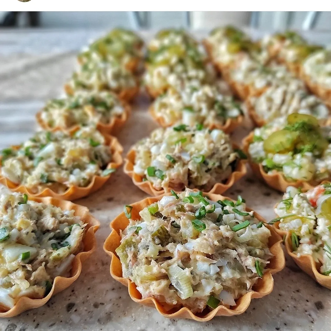 Salotos su rūkyta skumbre, kiaušiniais, žirneliais ir obuoliais