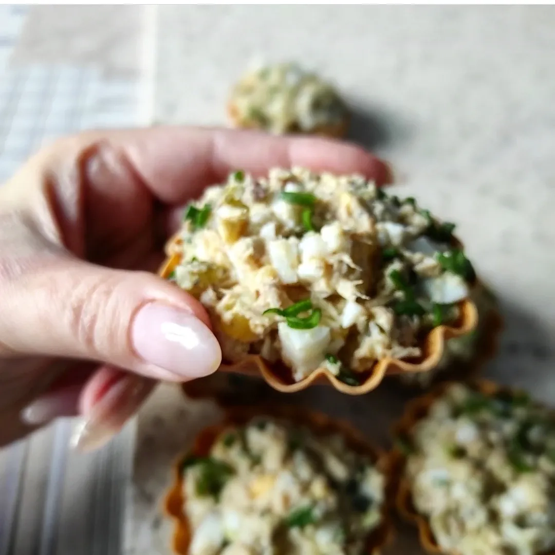 Salotos su rūkyta skumbre, kiaušiniais, žirneliais ir obuoliais