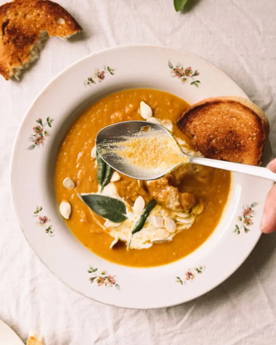 Kreminė trinta moliūgų sriuba su obuoliais ir grietinėle