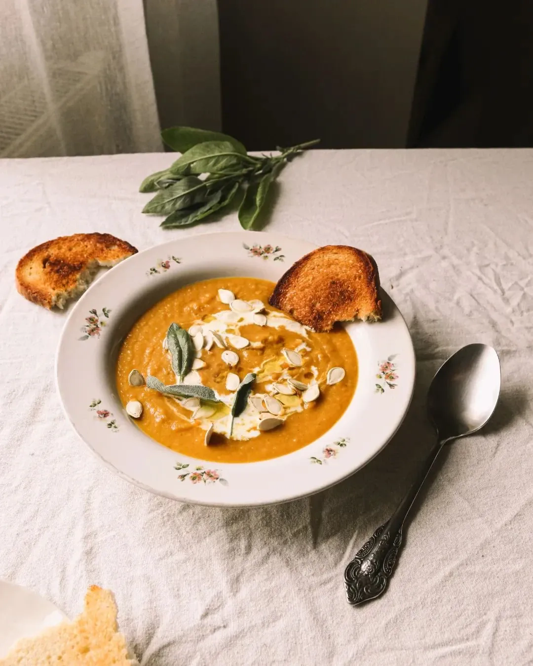 Kreminė trinta moliūgų sriuba su obuoliais ir grietinėle