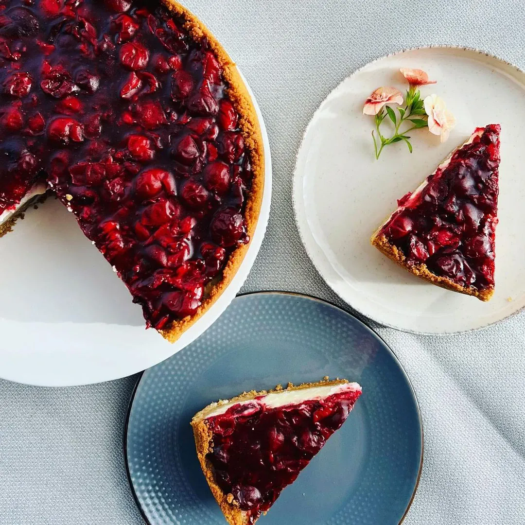 Sūrio pyragas su vyšniomis ir sausainių pagrindu