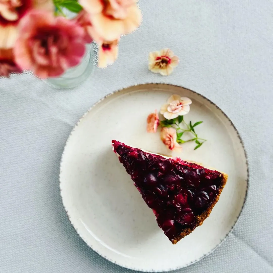 Sūrio pyragas su vyšniomis ir sausainių pagrindu