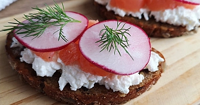 Sumuštinis su lašiša ir ridikėliais