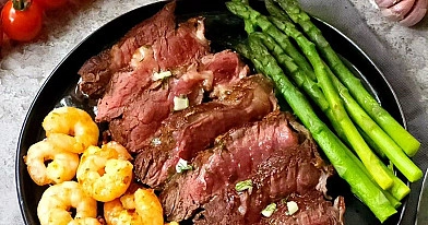 Black Angus steikas su krevetėmis ir smidrais