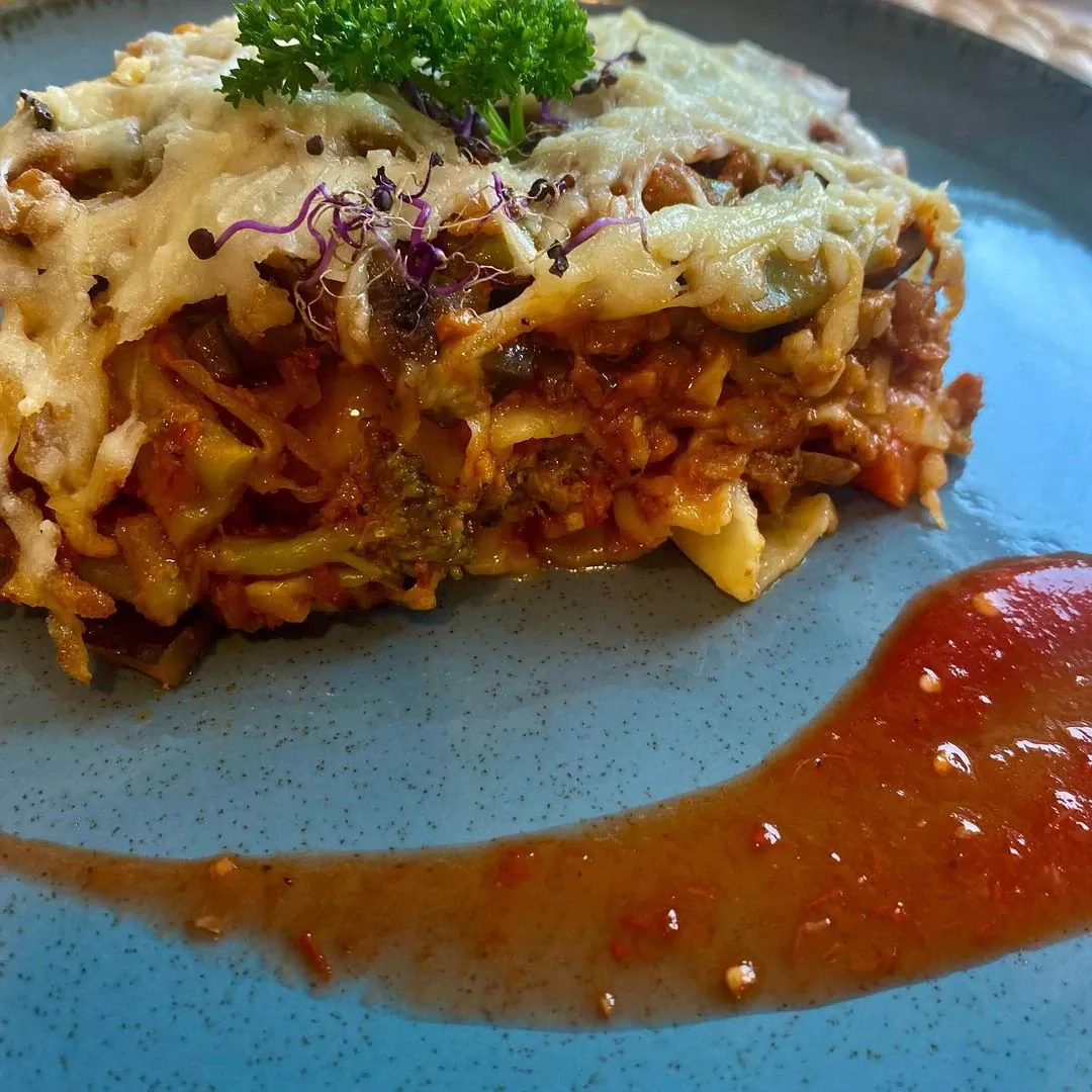 Vegetariška lazanija su augaliniu faršu, daržovėmis ir pievagrybiais