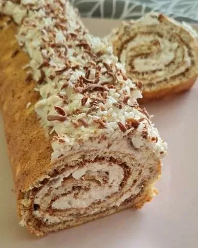 Kuršėnų vyniotinis su maskarpone ir bananais, be miltų ir papildomo cukraus