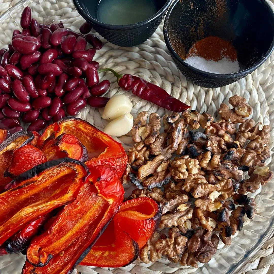 Keptų paprikų ir raudonųjų pupelių užtepėlė su riešutais