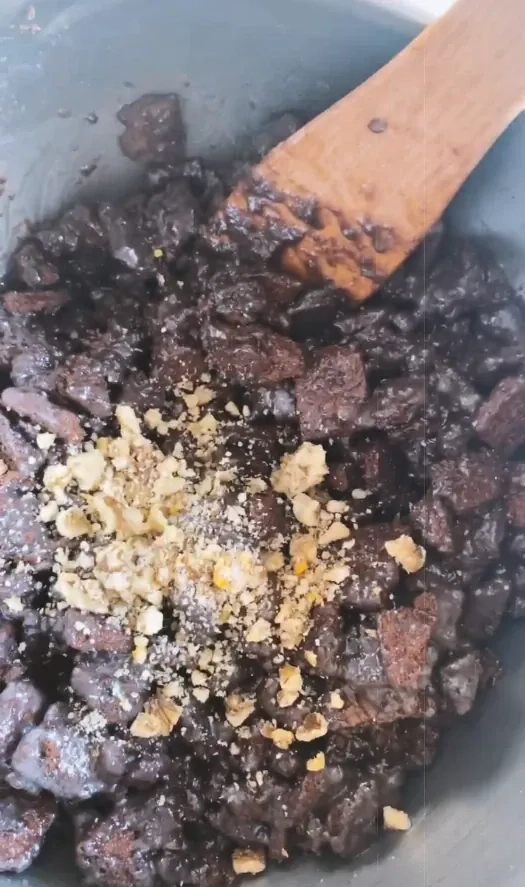 Tinginys su graikiniais riešutais ir kondensuotu pienu, be kakavos