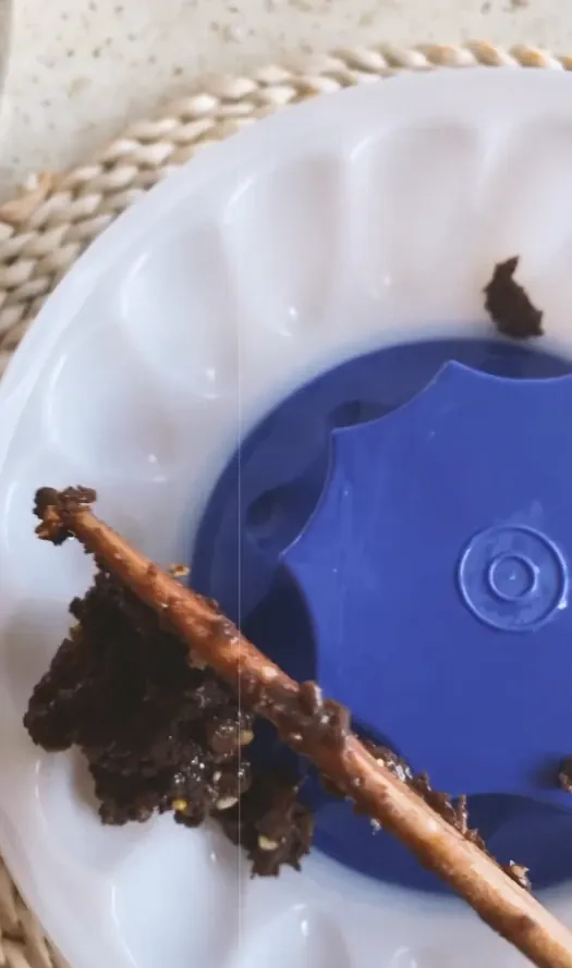 Tinginys su graikiniais riešutais ir kondensuotu pienu, be kakavos