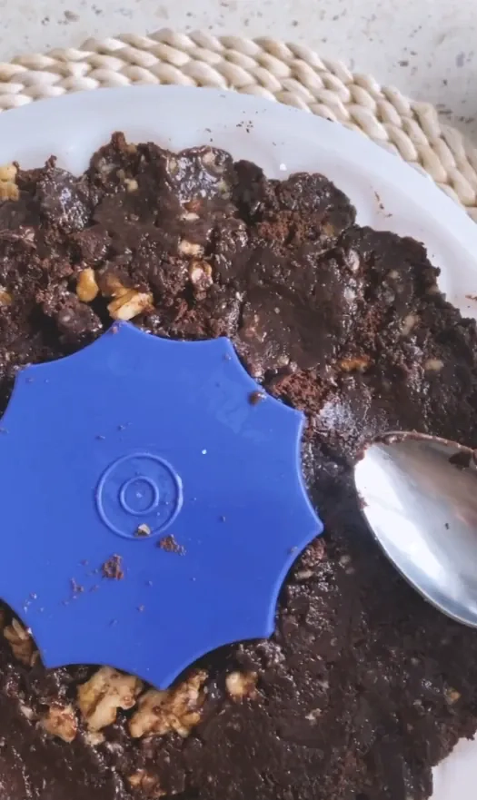 Tinginys su graikiniais riešutais ir kondensuotu pienu, be kakavos