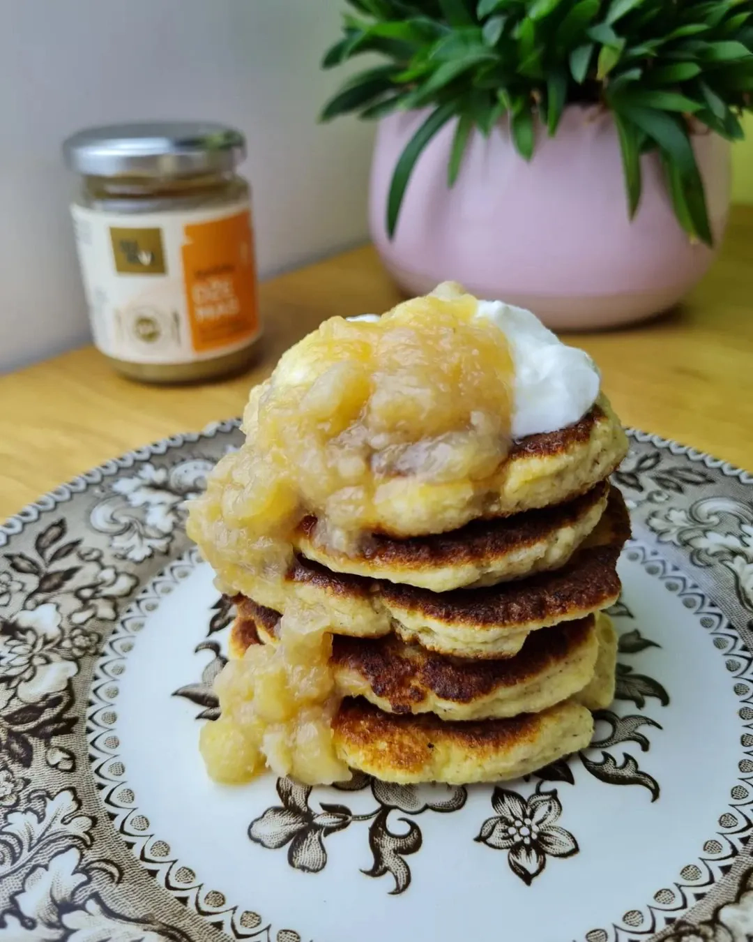 Varškės blyneliai su migdolų miltais ir gysločio luobelėmis