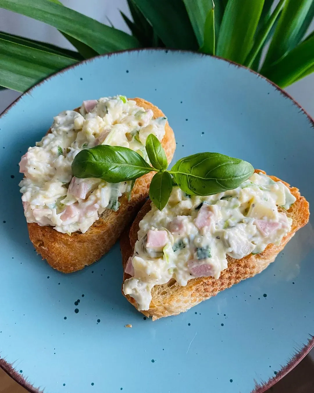 Traškūs čiabatos sumuštiniai su kiaušiniu, daktariška dešra ir sūriu