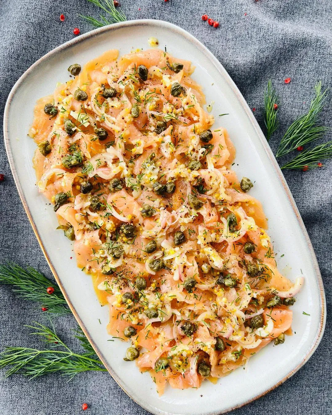 Rūkytos lašišos karpačio su kaparėliais