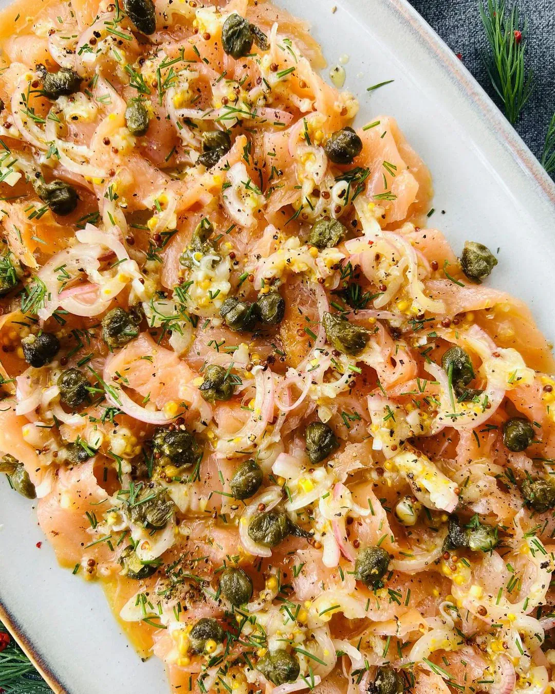 Rūkytos lašišos karpačio su kaparėliais