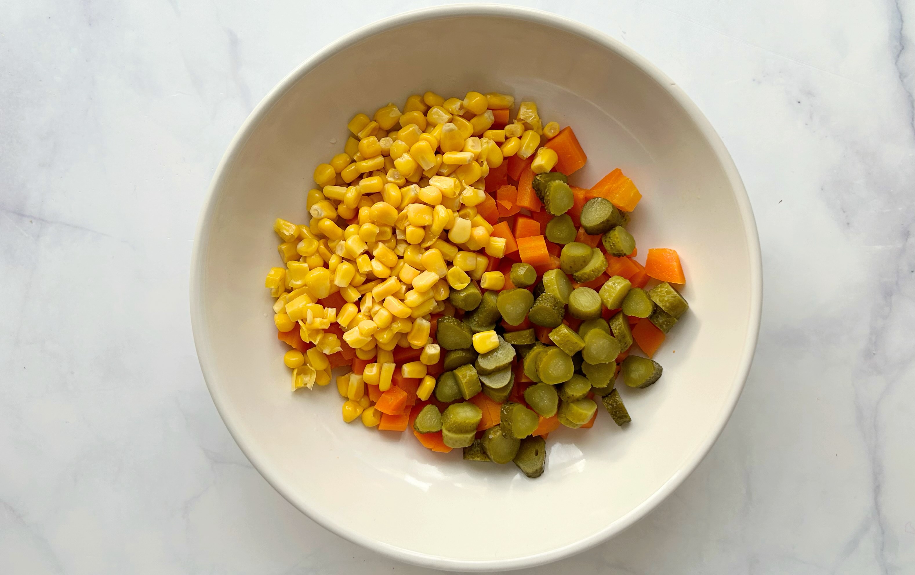 Silkės mišrainė su marinuotais pievagrybiais, morkomis ir kukurūzais