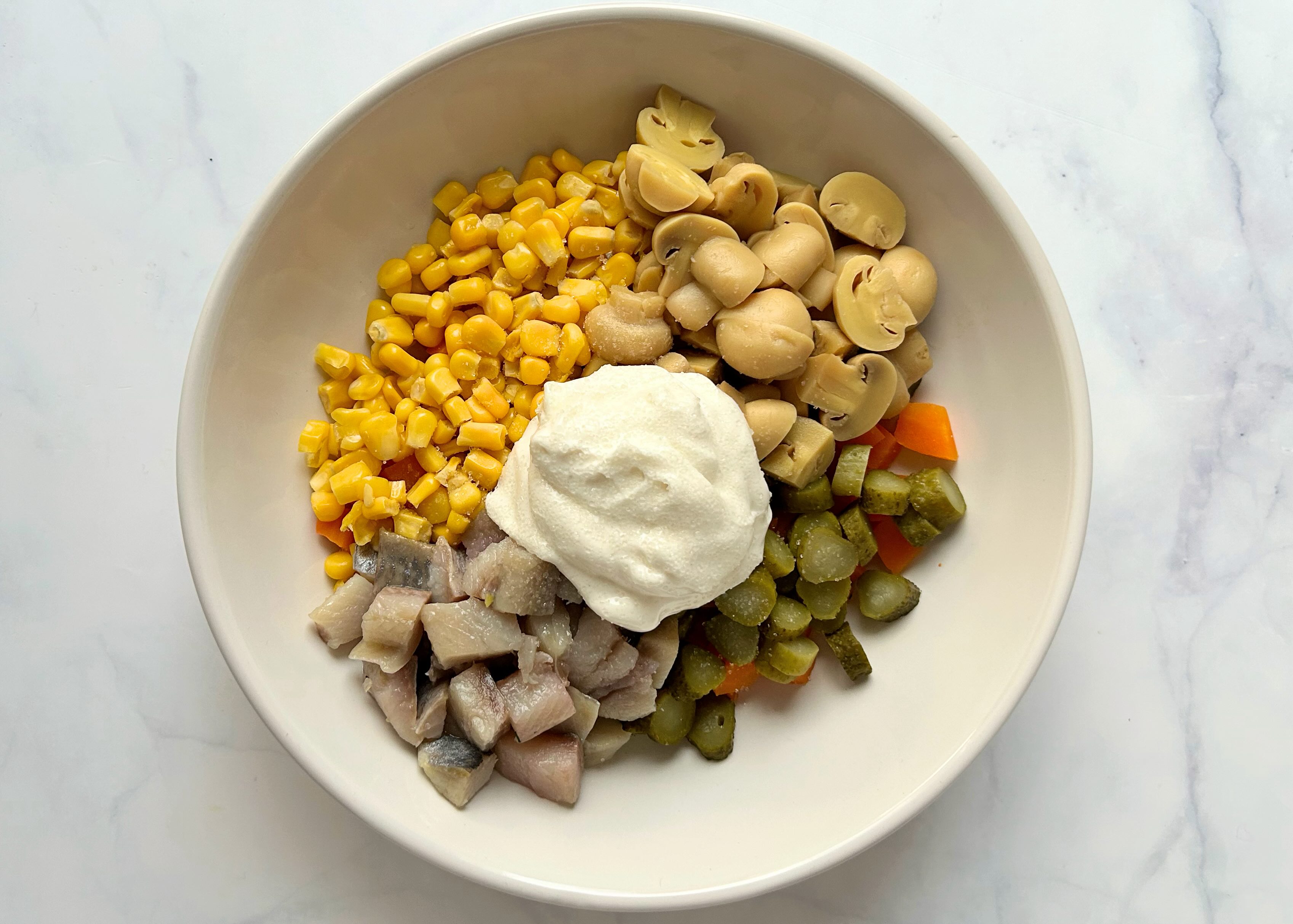 Silkės mišrainė su marinuotais pievagrybiais, morkomis ir kukurūzais