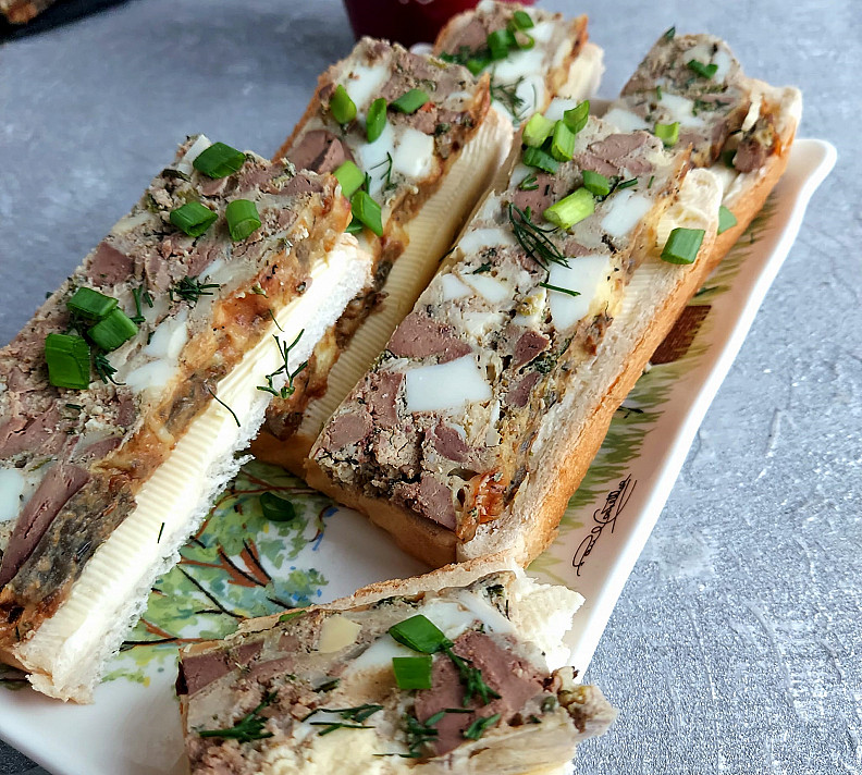 Naminis vištienos kepenėlių slėgtainis su kiaušiniais ir sūriu