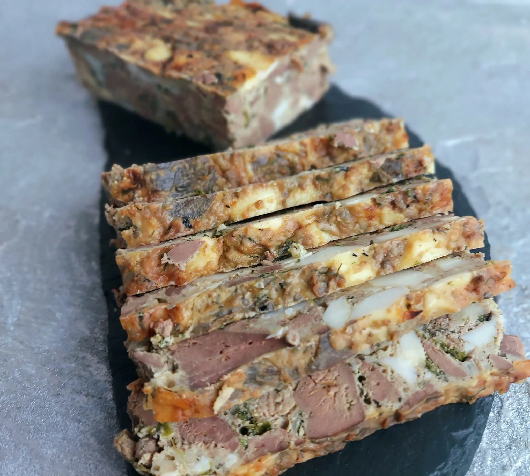 Naminis vištienos kepenėlių slėgtainis su kiaušiniais ir sūriu