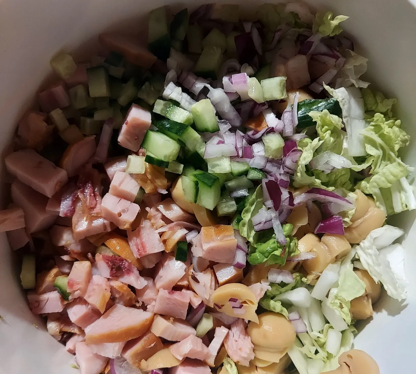 Pekino kopūstų salotos su rūkyta vištiena ir marinuotais pievagrybiais