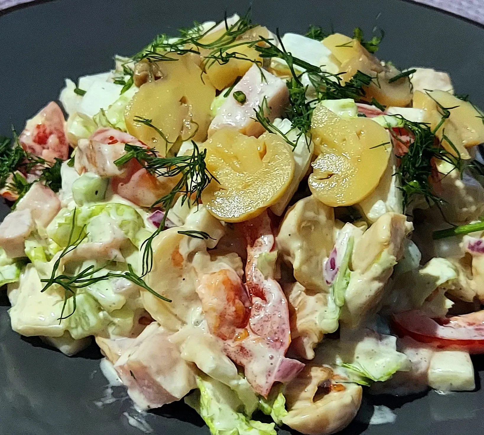 Pekino kopūstų salotos su rūkyta vištiena ir marinuotais pievagrybiais