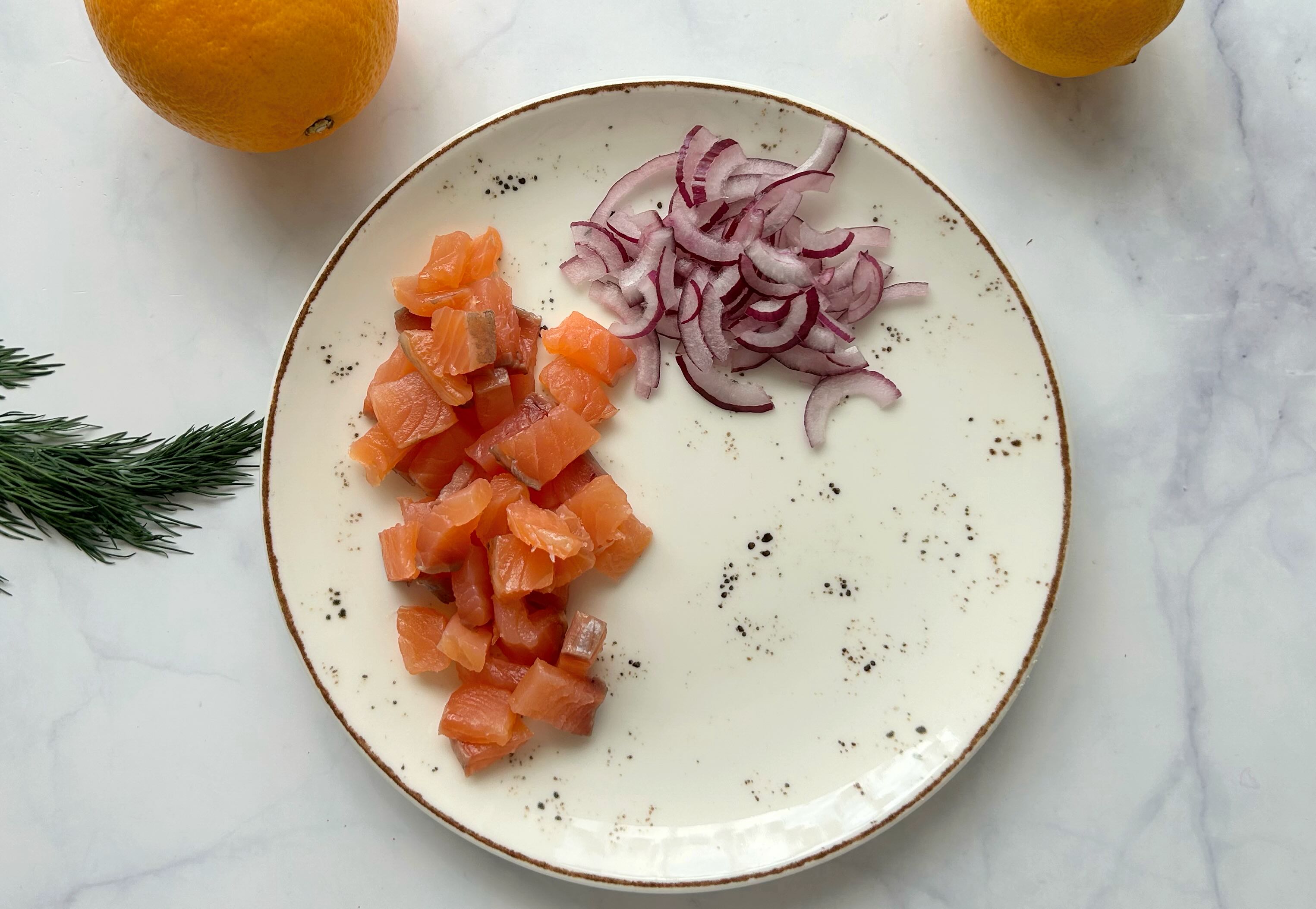 pjaustyti svogūnai lėkštėje