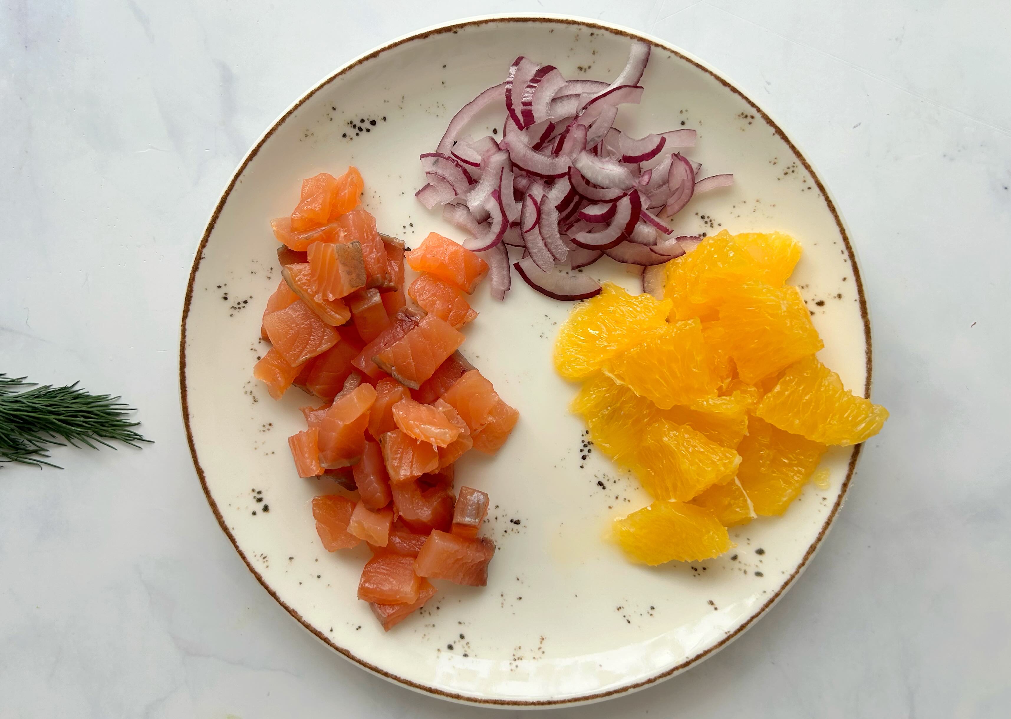 segmentuoti apelsinai lėkštėje