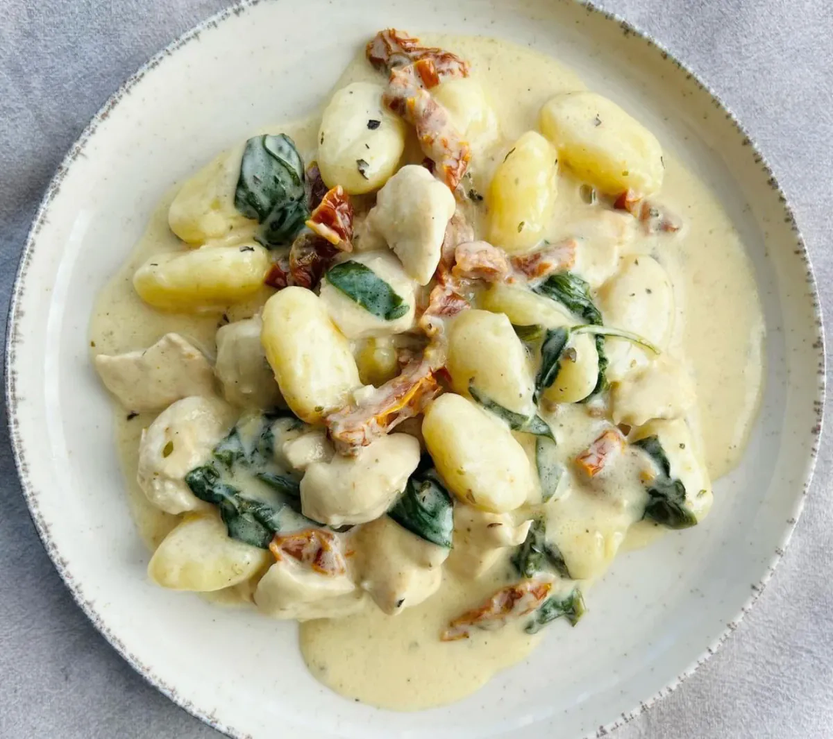 Bulviniai virtinukai gnocchi su vištienos ir grietinėlės padažu
