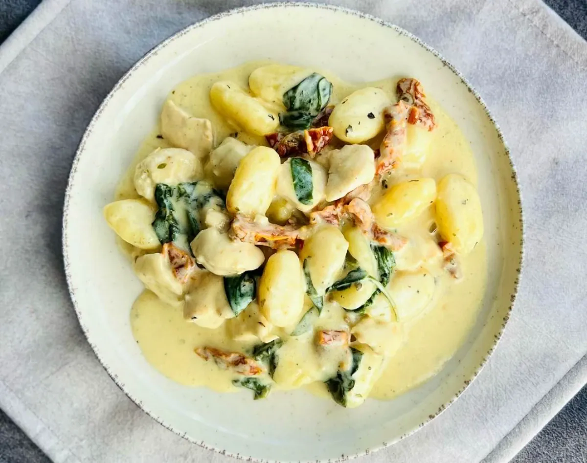 Bulviniai virtinukai gnocchi su vištienos ir grietinėlės padažu
