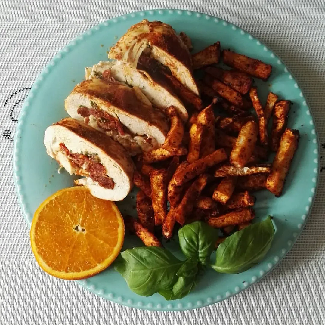 Vištiena, įdaryta feta ir džiovintais pomidorais