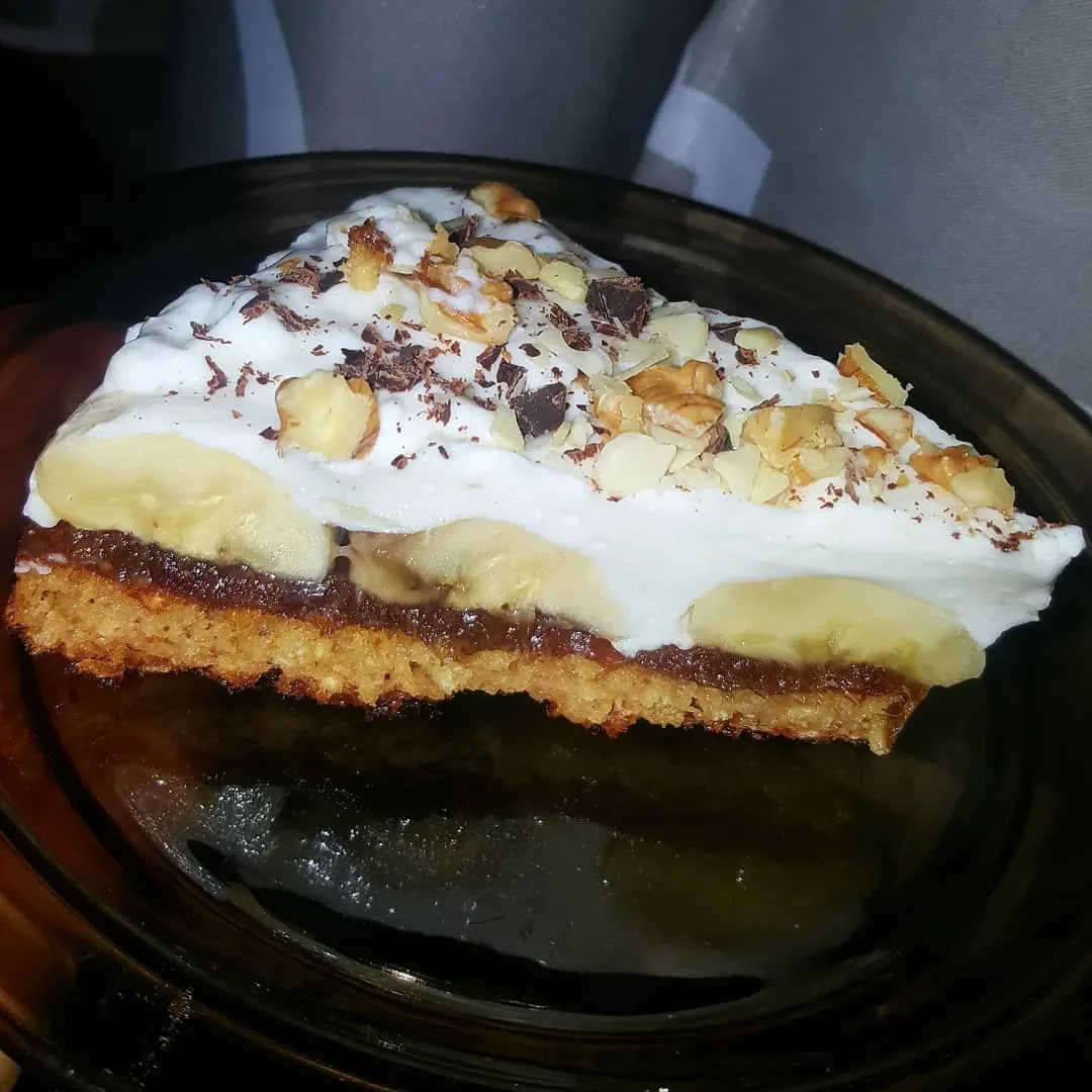 Banoffee pyragas su bananais, karamele ir plakta grietinėle