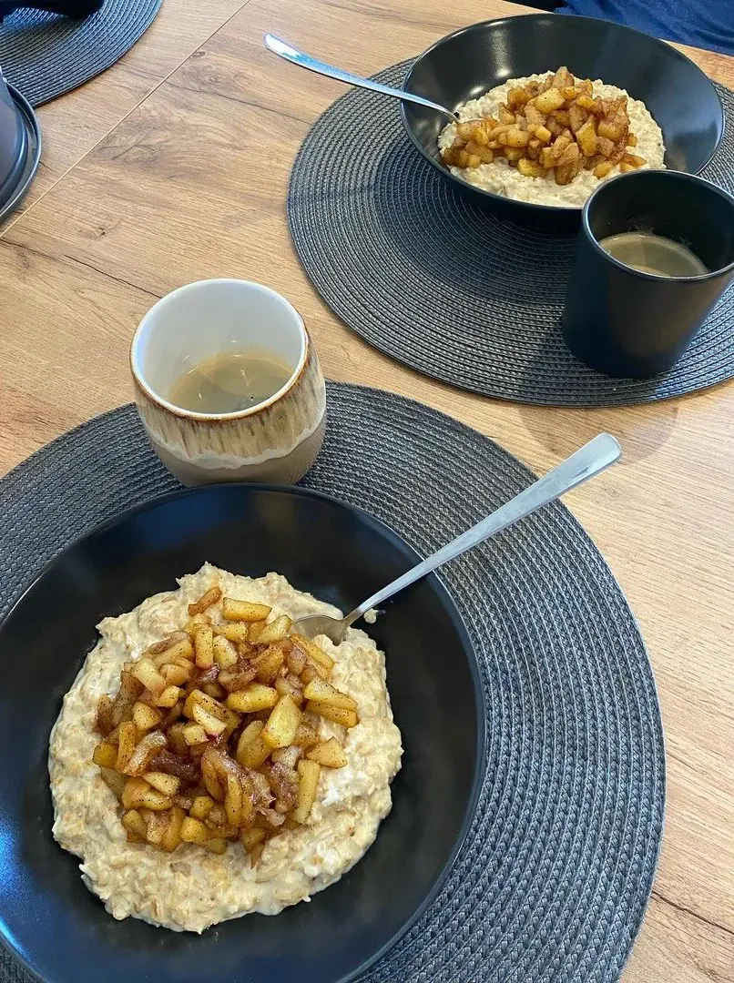 Avižinė košė su obuoliais ir cinamonu