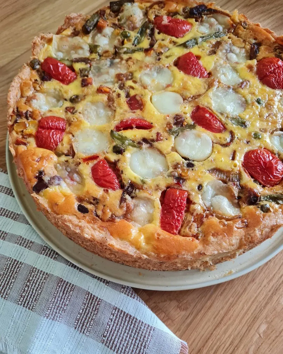 Skanus mėsos ir daržovių kišas su mocarela