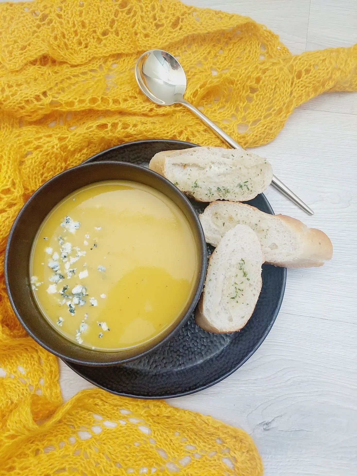 Kreminė trinta moliūgų sriuba su mėlynojo pelėsio sūriu