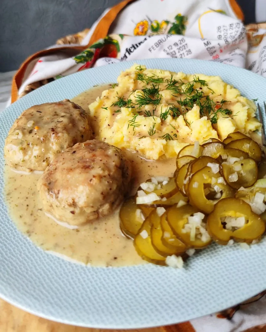 Kiaulienos kotletai su baltu grietinėlės padažu