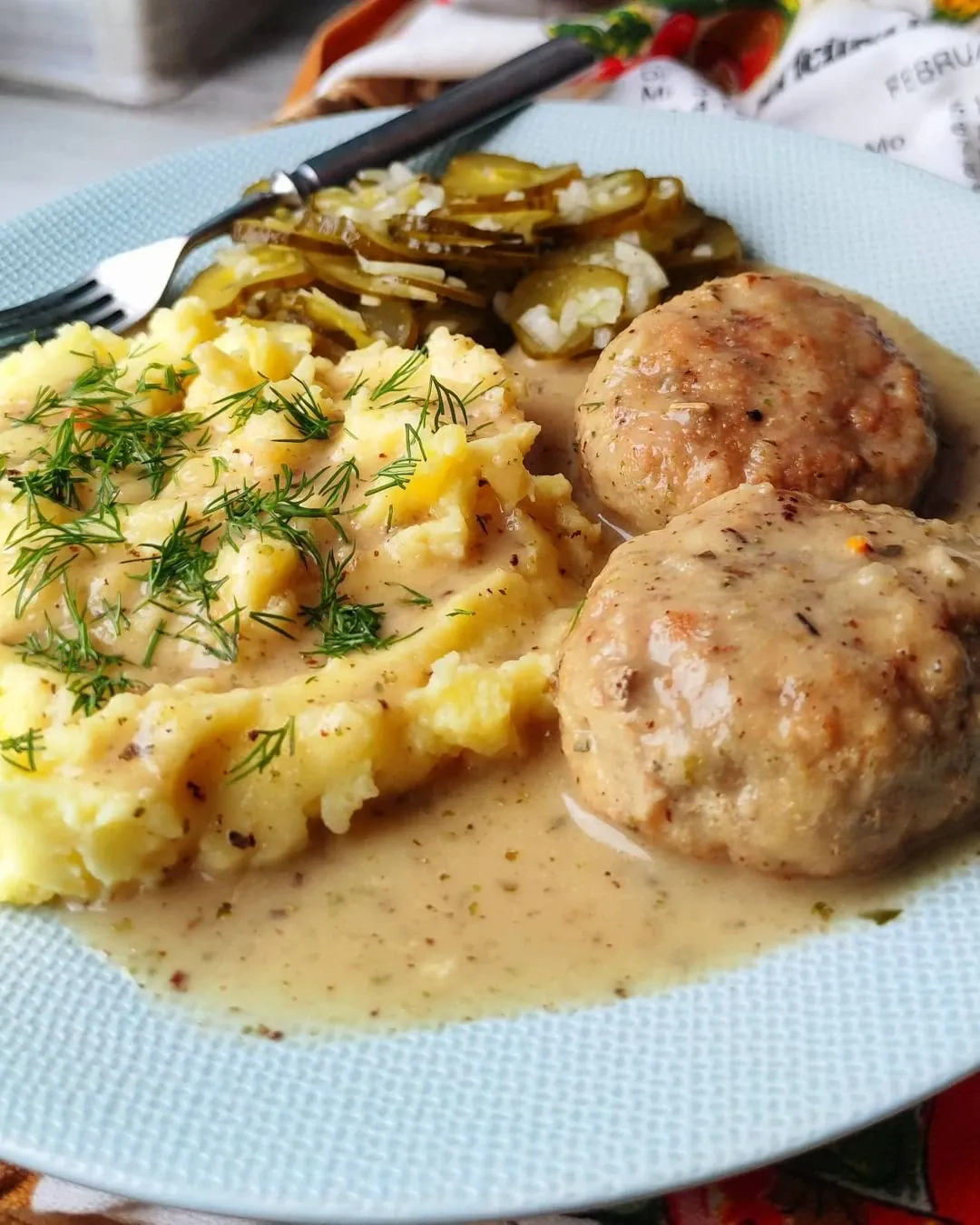 Kiaulienos kotletai su baltu grietinėlės padažu