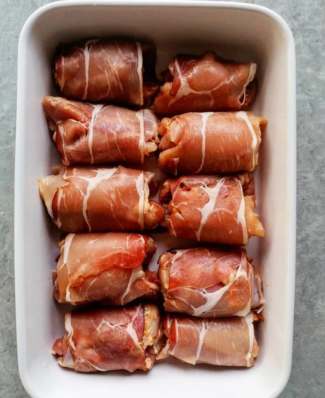 Tobuli vištienos suktinukai su šonine ir sūrio įdaru