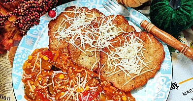 Aromatyczne mielone z warzywami w sosie Tikka Masala z plackami ziemniaczanymi