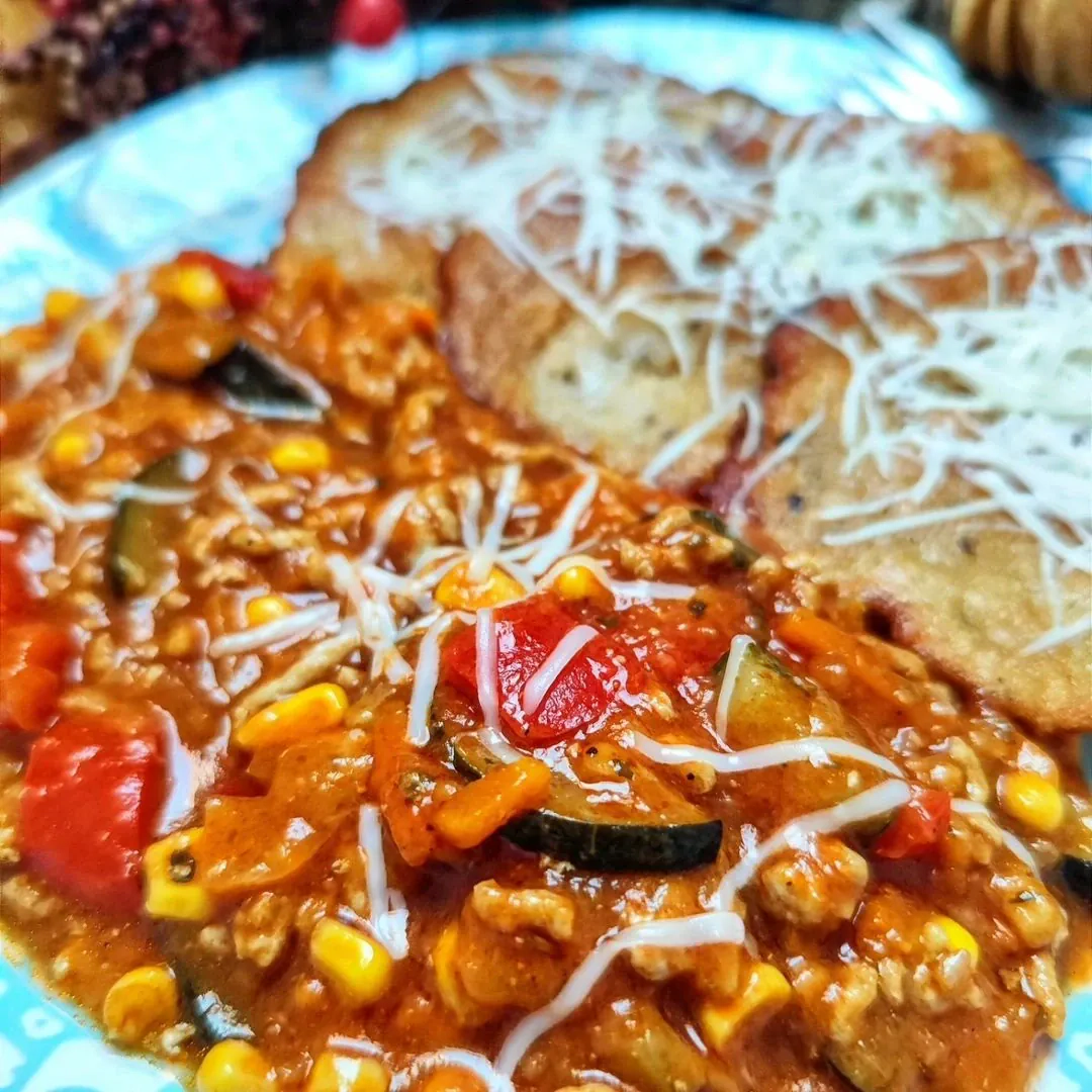 Aromatyczne mielone z warzywami w sosie Tikka Masala z plackami ziemniaczanymi