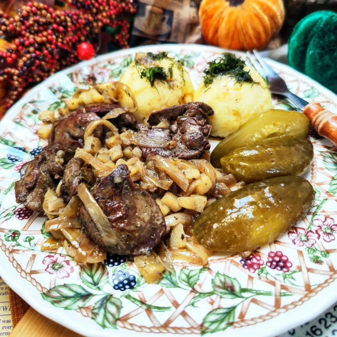Smażona wątróbka drobiowa z cebulką i jabłkiem