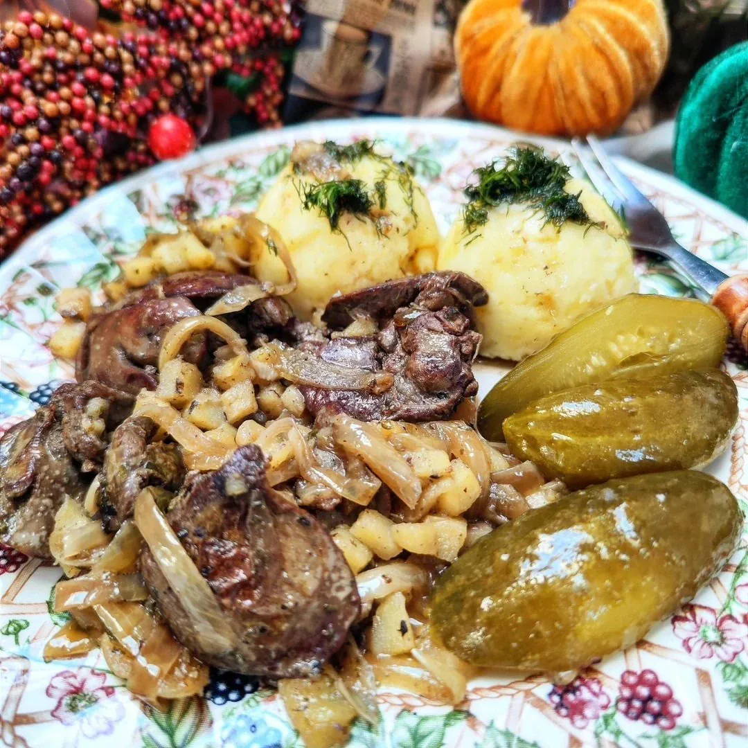 Smażona wątróbka drobiowa z cebulką i jabłkiem