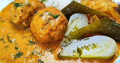 Klasyczne klopsy w pikantnym sosie pomidorowo-paprykowym