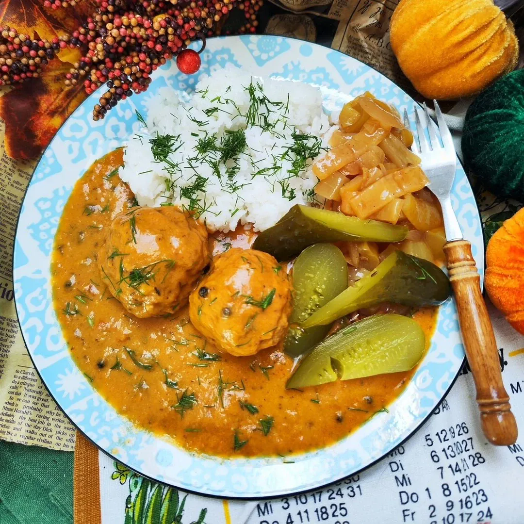 Klasyczne klopsy w pikantnym sosie pomidorowo-paprykowym