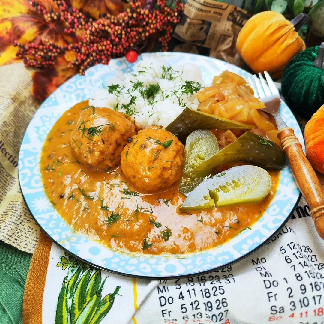 Klasyczne klopsy w pikantnym sosie pomidorowo-paprykowym