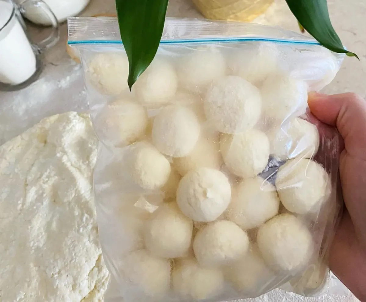 Šaldyti varškėčiai virimui